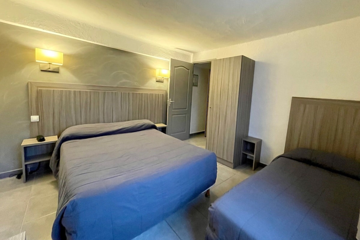 Economy Triple Room | In-room safe, desk, soundproofing, free WiFi