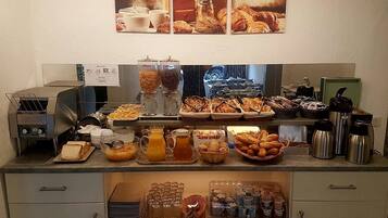 Petit déjeuner buffet (10 EUR par personne)