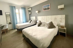 Habitación triple Confort, balcón | Caja de seguridad en la habitación, escritorio y insonorización 