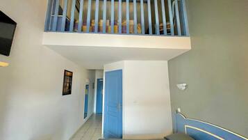 Comfort vierpersoonskamer, balkon | Een kluis op de kamer, een bureau, geluiddichte muren, gratis wifi