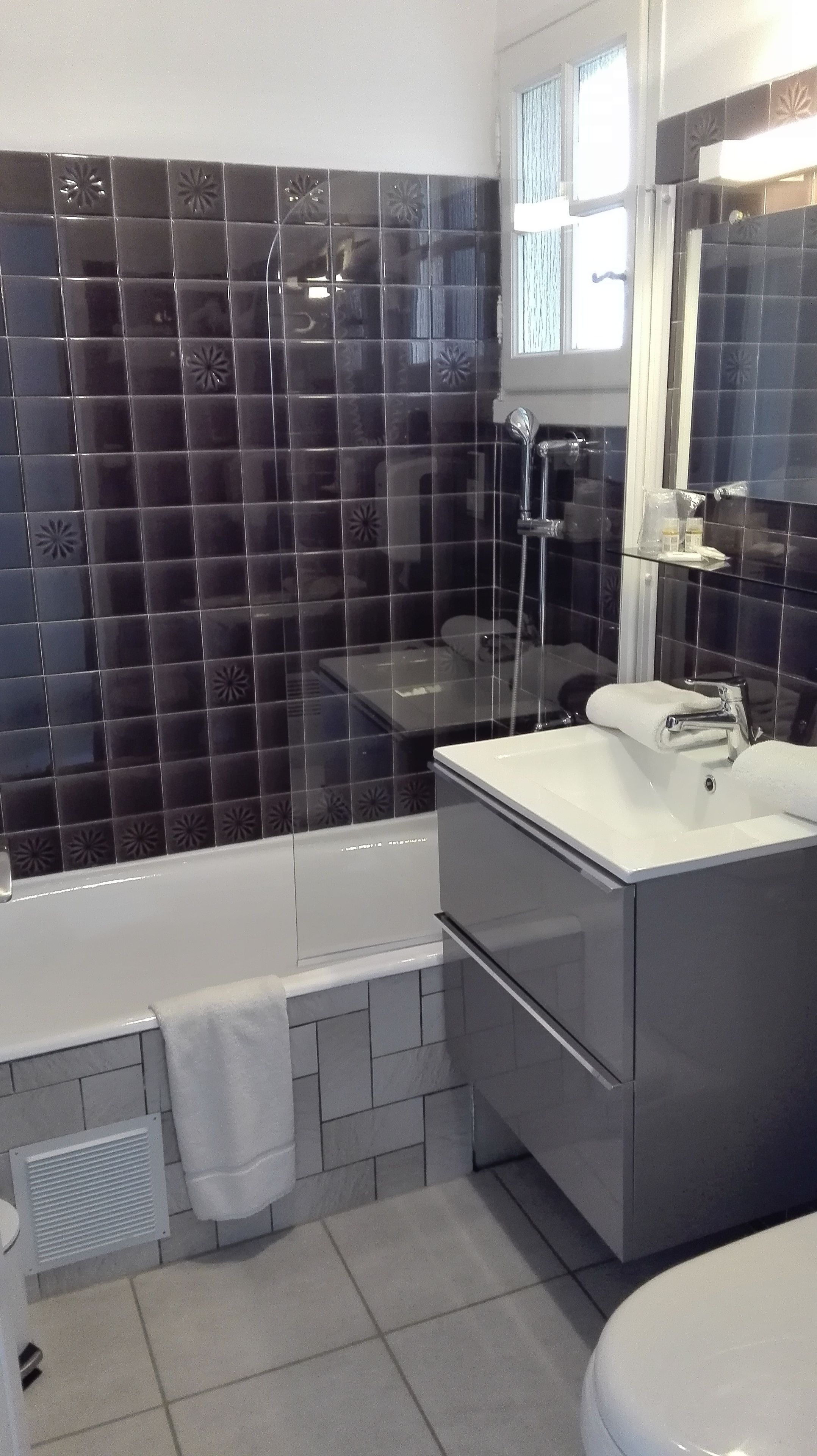 economy double room | bathroom | free toiletries, hair dryer, towels