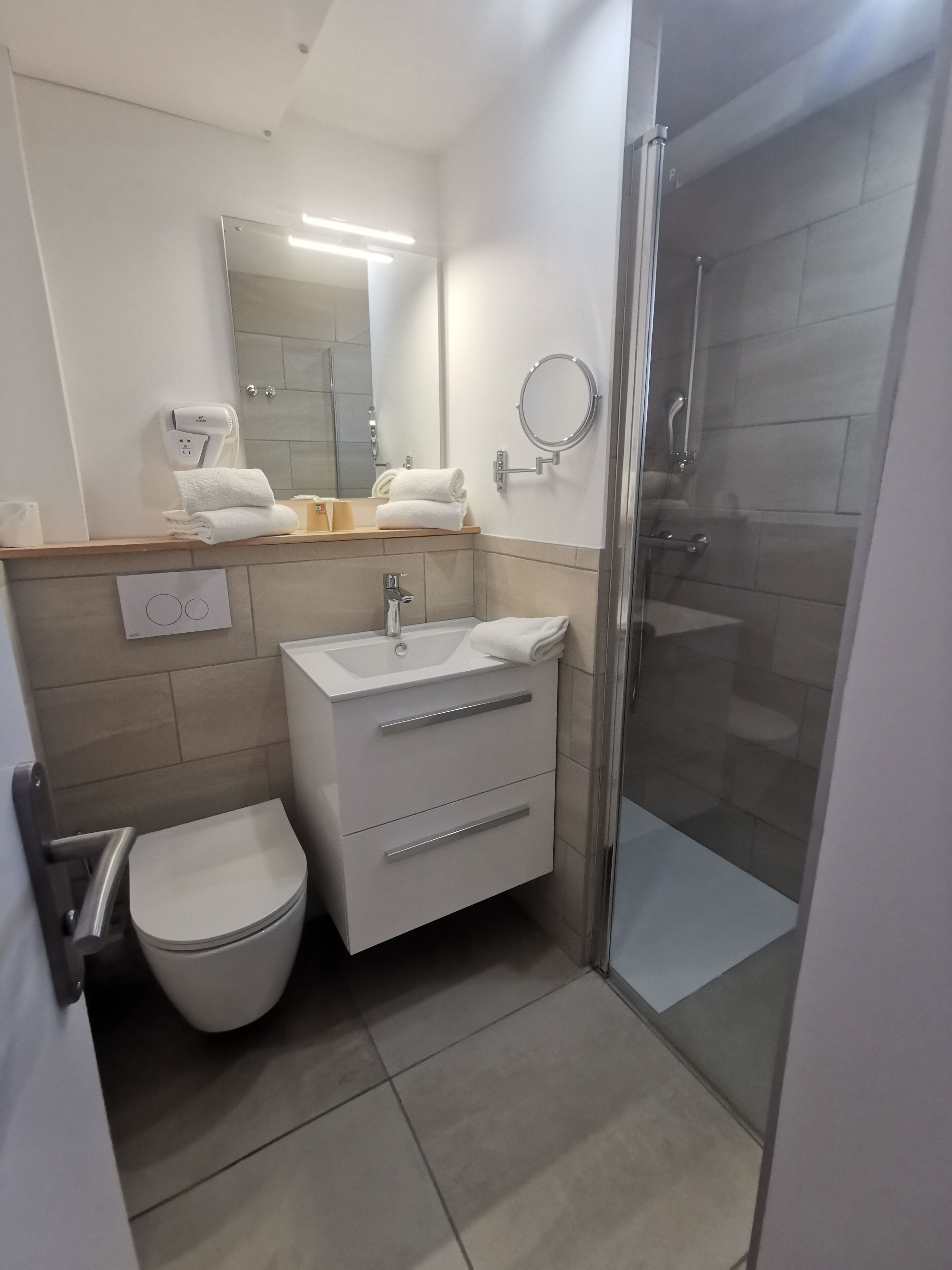 comfort double room, 2 bedrooms | bathroom | free toiletries, hair dryer, towels