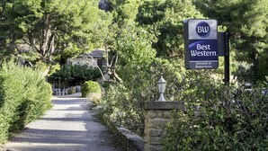 A pathway leading to a building with a sign reading "Best Western Domaine de Roquerrousse." - Best Western Domaine de Roquerousse (Salon-de-Provence)