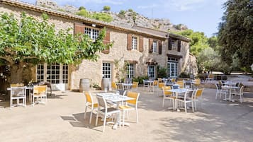 Petit-déjeuner, déjeuner et dîner servis sur place