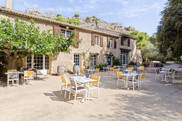 Breakfast, lunch and dinner served