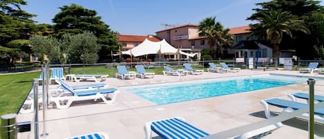 Piscine extérieure, chaises longues