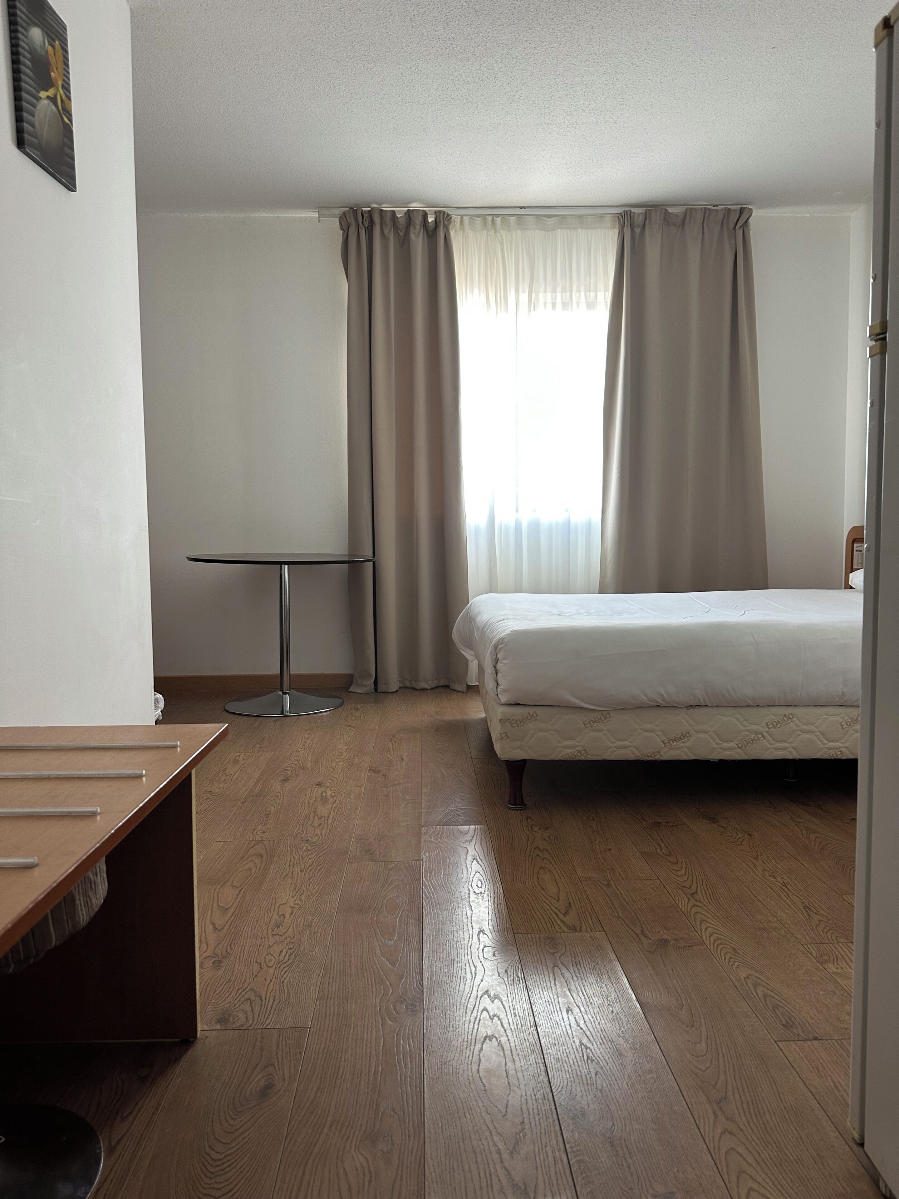 Roupas de cama premium, cofres nos quartos, escrivaninha