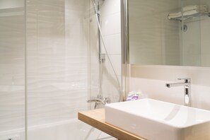 ห้องดีลักซ์ดับเบิล, เตียงใหญ่ 1 เตียง | ห้องน้ำ | ผ้าเช็ดตัว