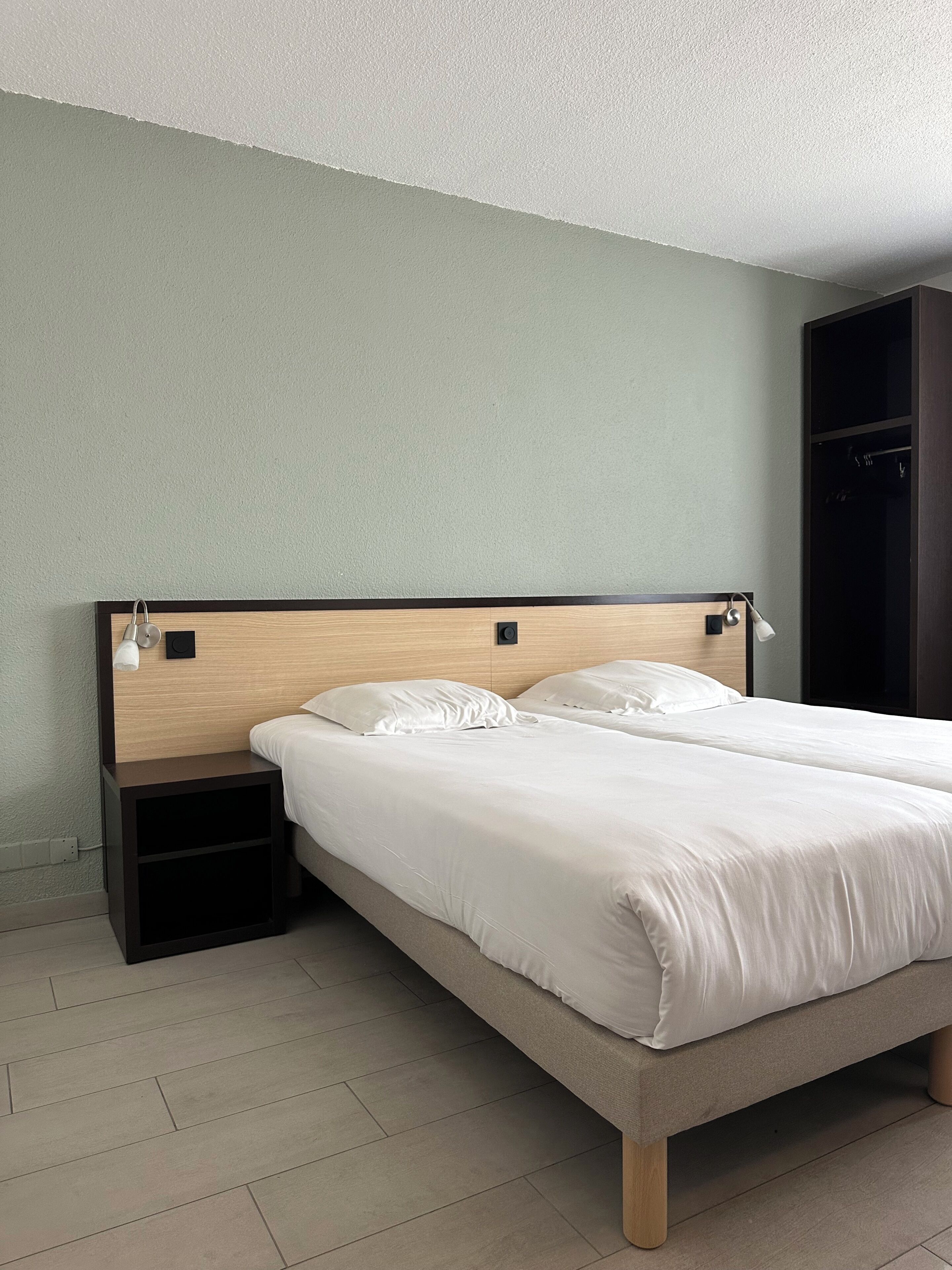 Quarto duplo clássico (Chambre Twin Classique) | Roupas de cama premium, cofres nos quartos, escrivaninha
