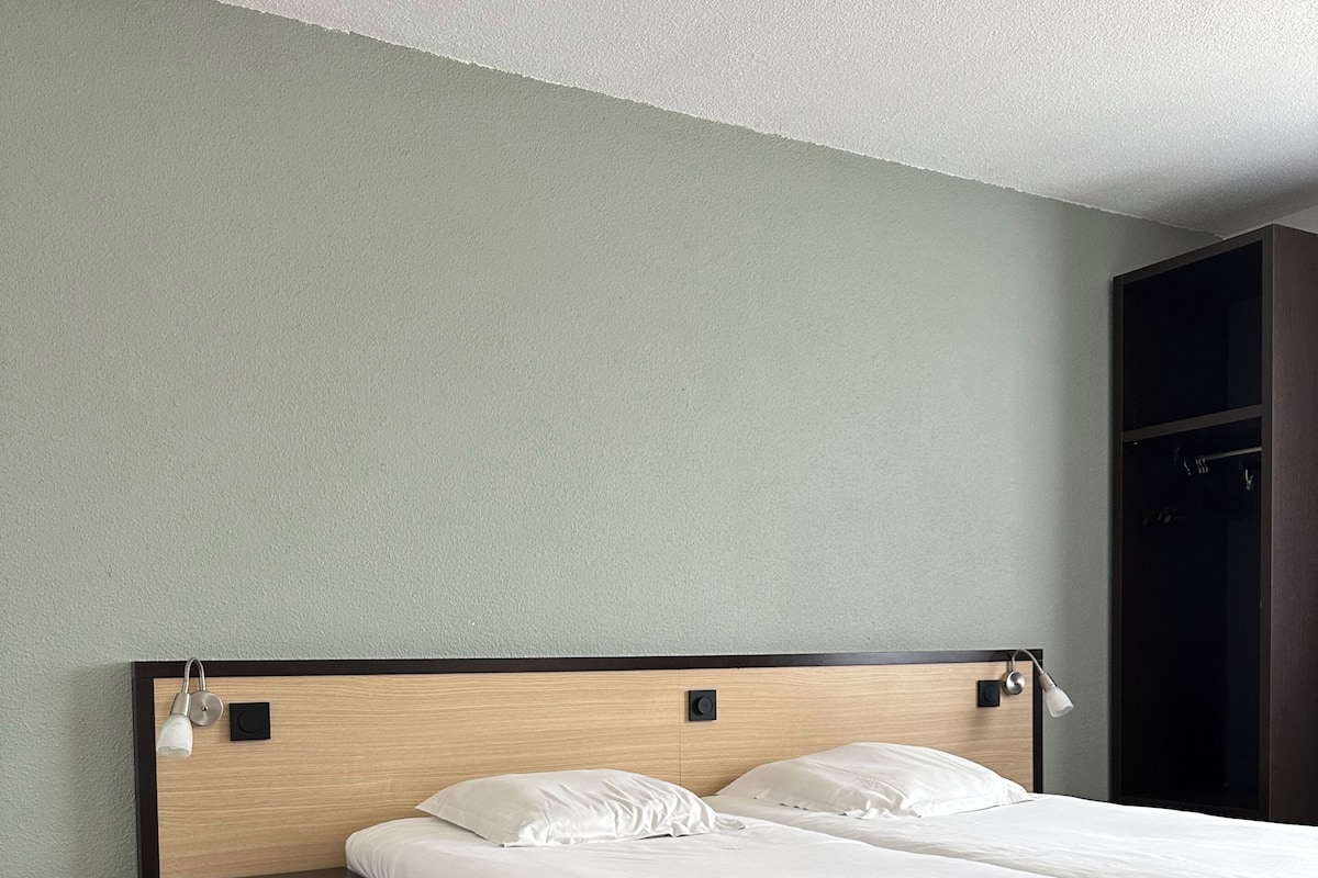 Classic Twin Room (Chambre Twin Classique) | Premium bedding, in-room safe, desk, soundproofing