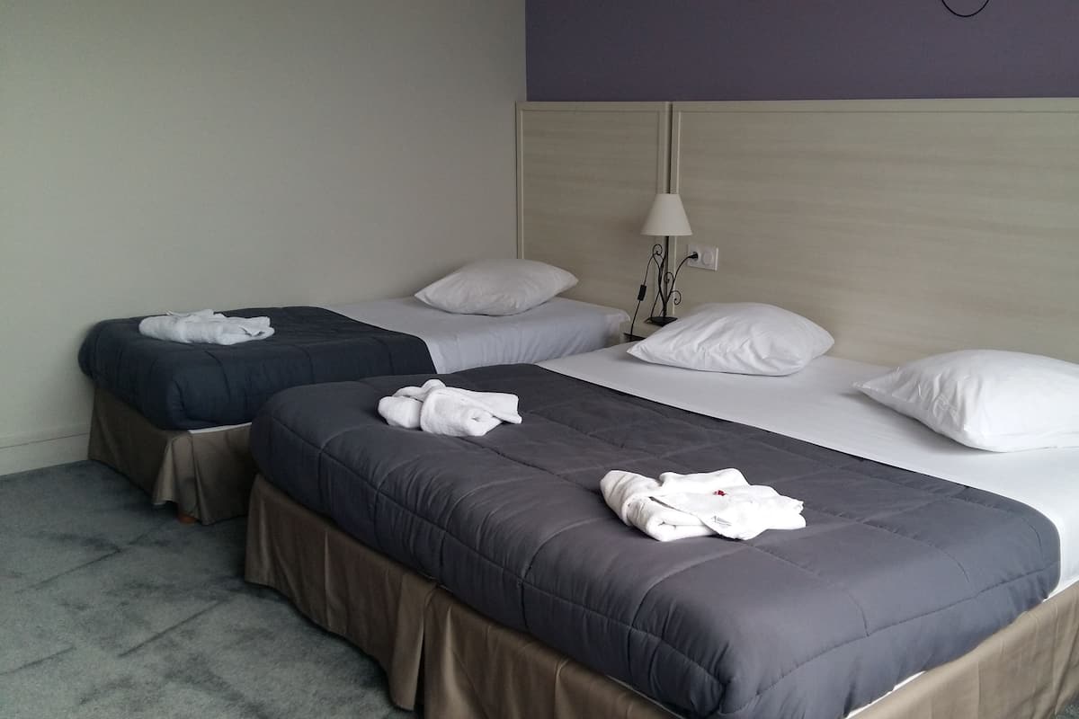 Triple Room | In-room safe, desk, laptop workspace, soundproofing