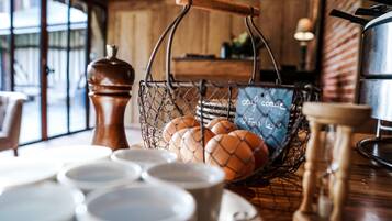 Una cesta de huevos sobre una mesa con un cartel de pizarra que dice 'café' y 'a la forchetta'.