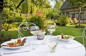 Breakfast, lunch, dinner served; Regional cuisine, garden views  - Auberge de la Source (Barneville-la-Bertran)
