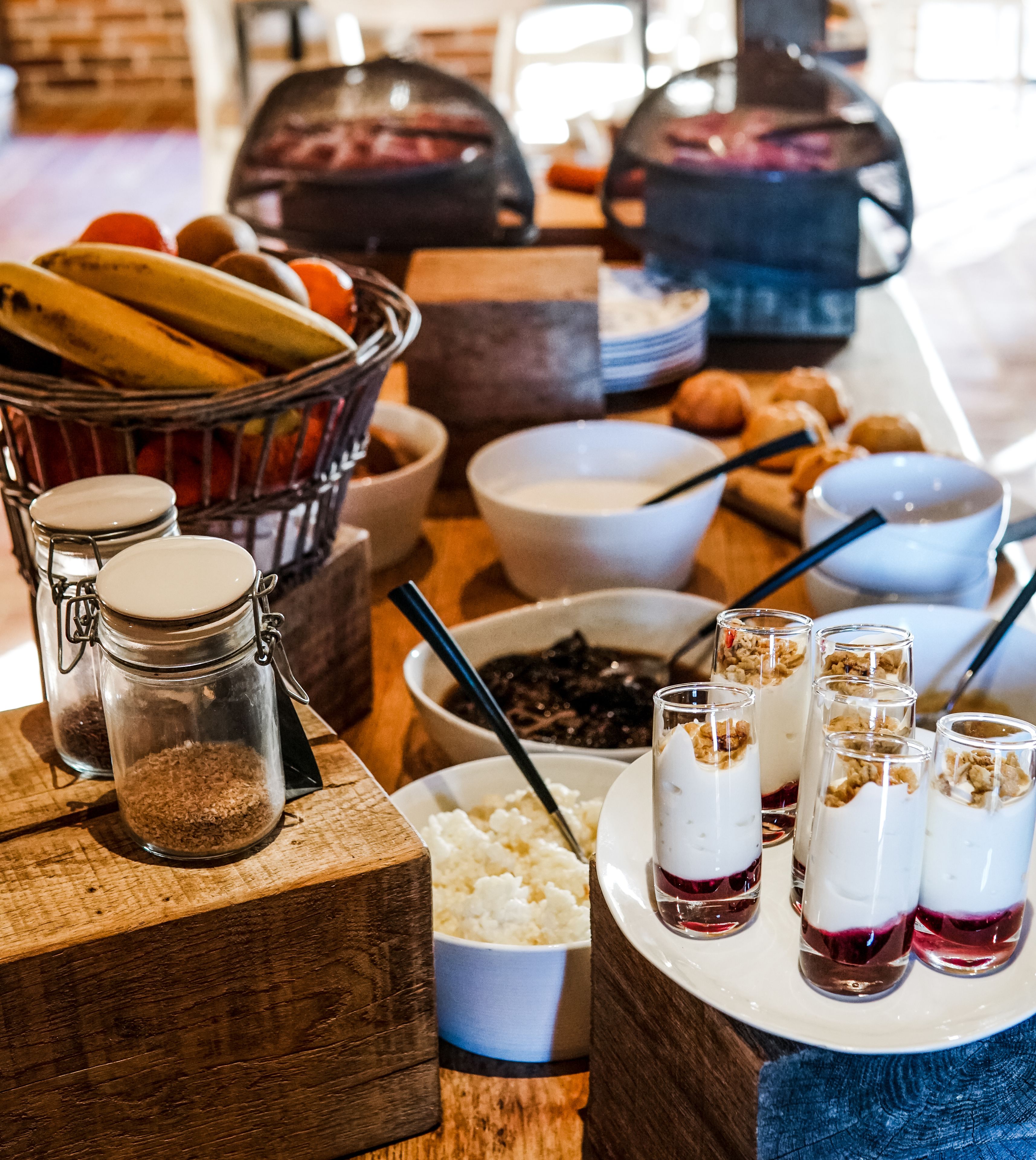 Een ontbijtbuffet met diverse soorten eten, waaronder fruit, granen en desserts.