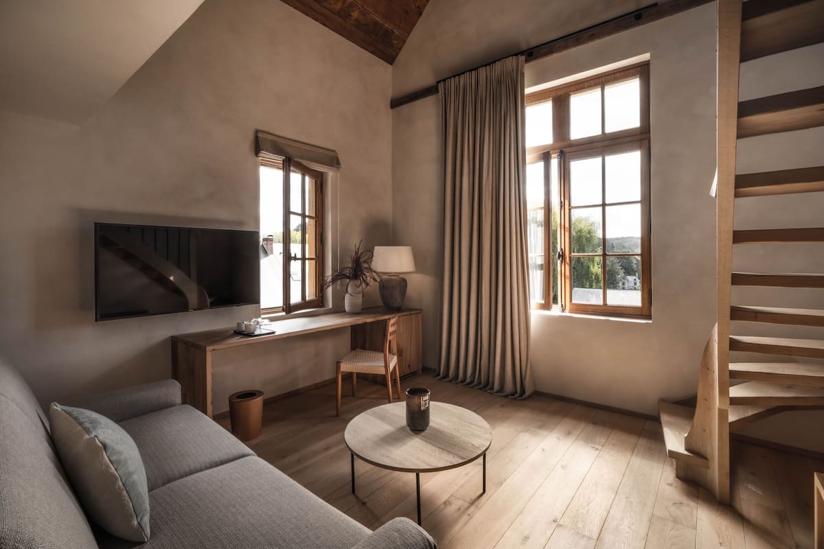 Suite | Soundproofing, iron/ironing board (on request), WiFi (free), bed sheets