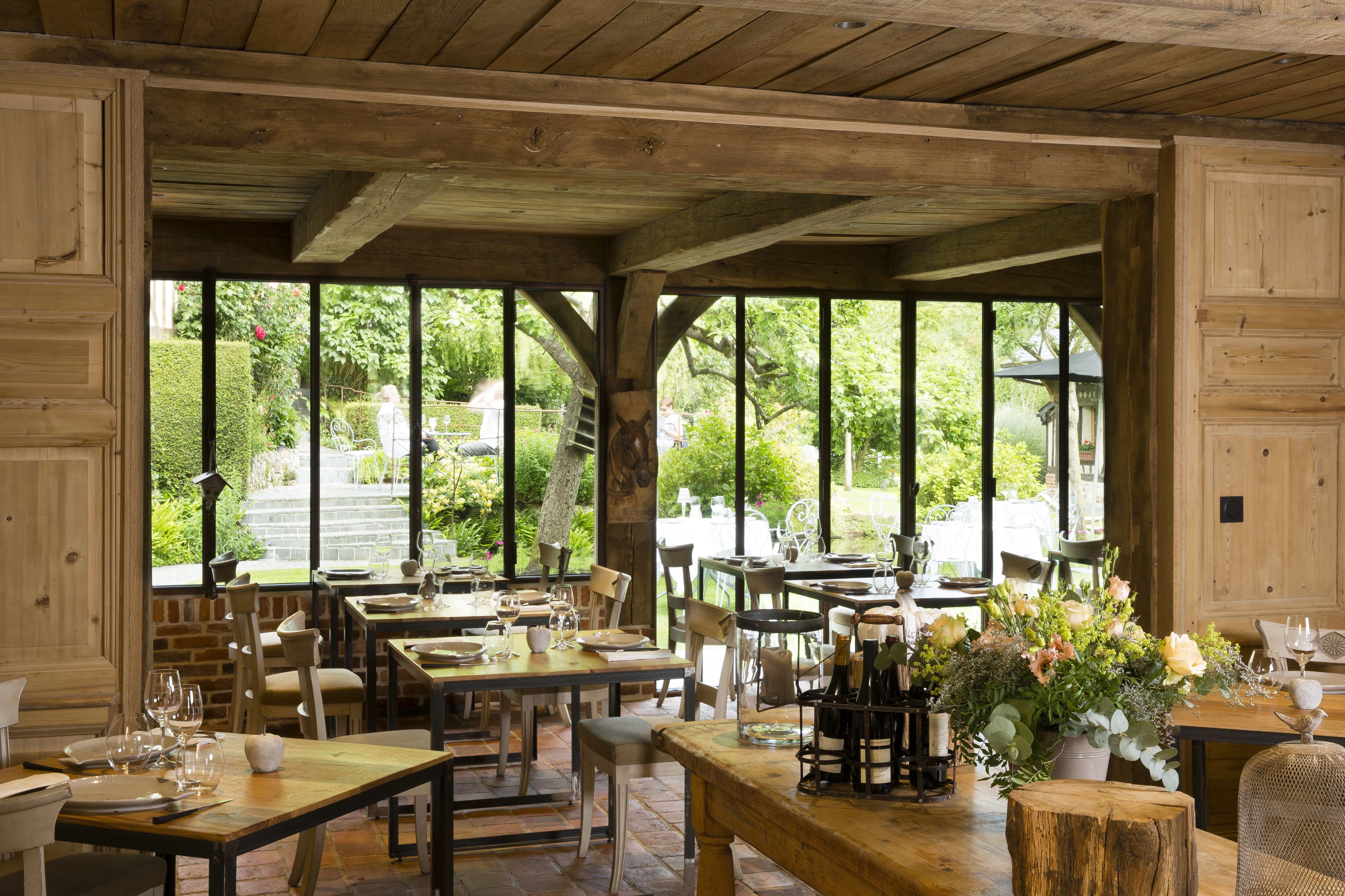 Serveert ontbijt, lunch, regionale gerechten, uitzicht op de tuin 