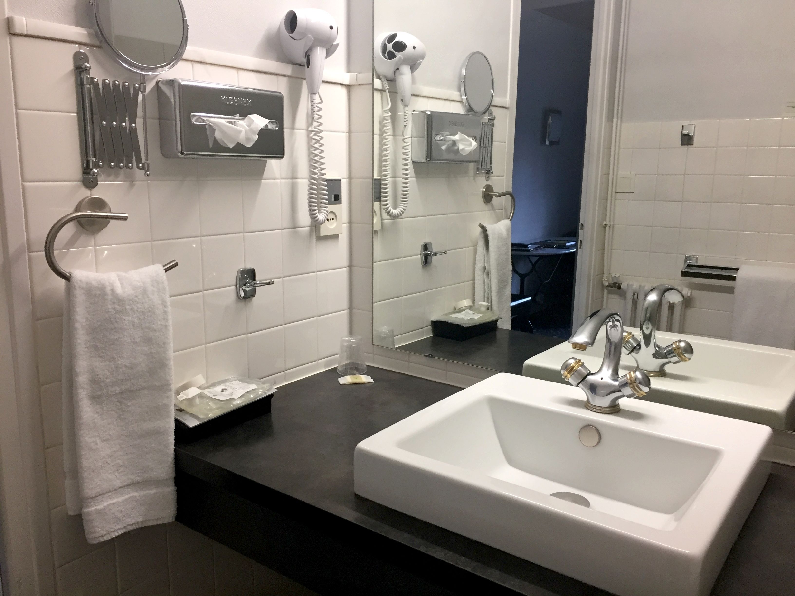 comfort double room | bathroom | free toiletries, hair dryer, towels