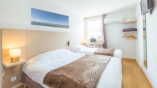 Triple Room | In-room safe, desk, blackout drapes, soundproofing - Europe Hotel (Marseille)