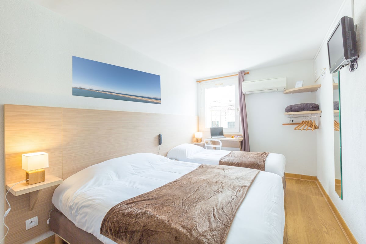 Chambre Triple | Coffres-forts dans les chambres, bureau, rideaux occultants