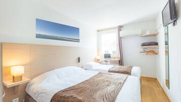 Chambre Triple | Coffres-forts dans les chambres, bureau, rideaux occultants