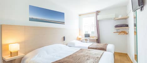 Triple Room | In-room safe, desk, blackout drapes, soundproofing