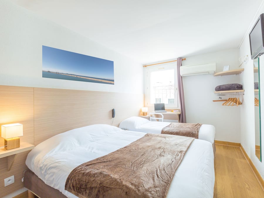 Quarto triplo | Cofres nos quartos, escrivaninha, cortinas blackout