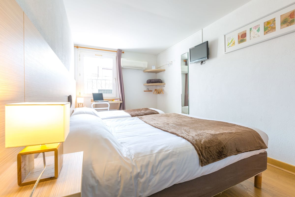Chambre Double ou avec lits jumeaux, 2 lits une place | Coffres-forts dans les chambres, bureau, rideaux occultants