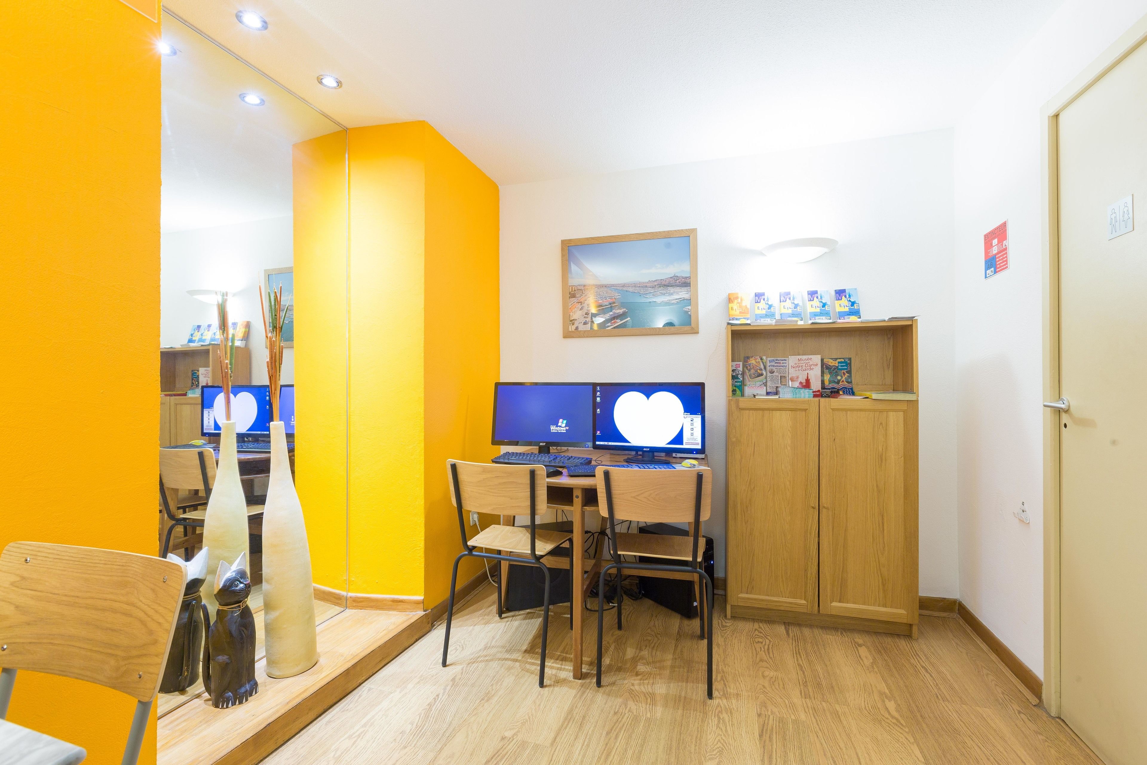 Trung tâm hành chính, văn phòng