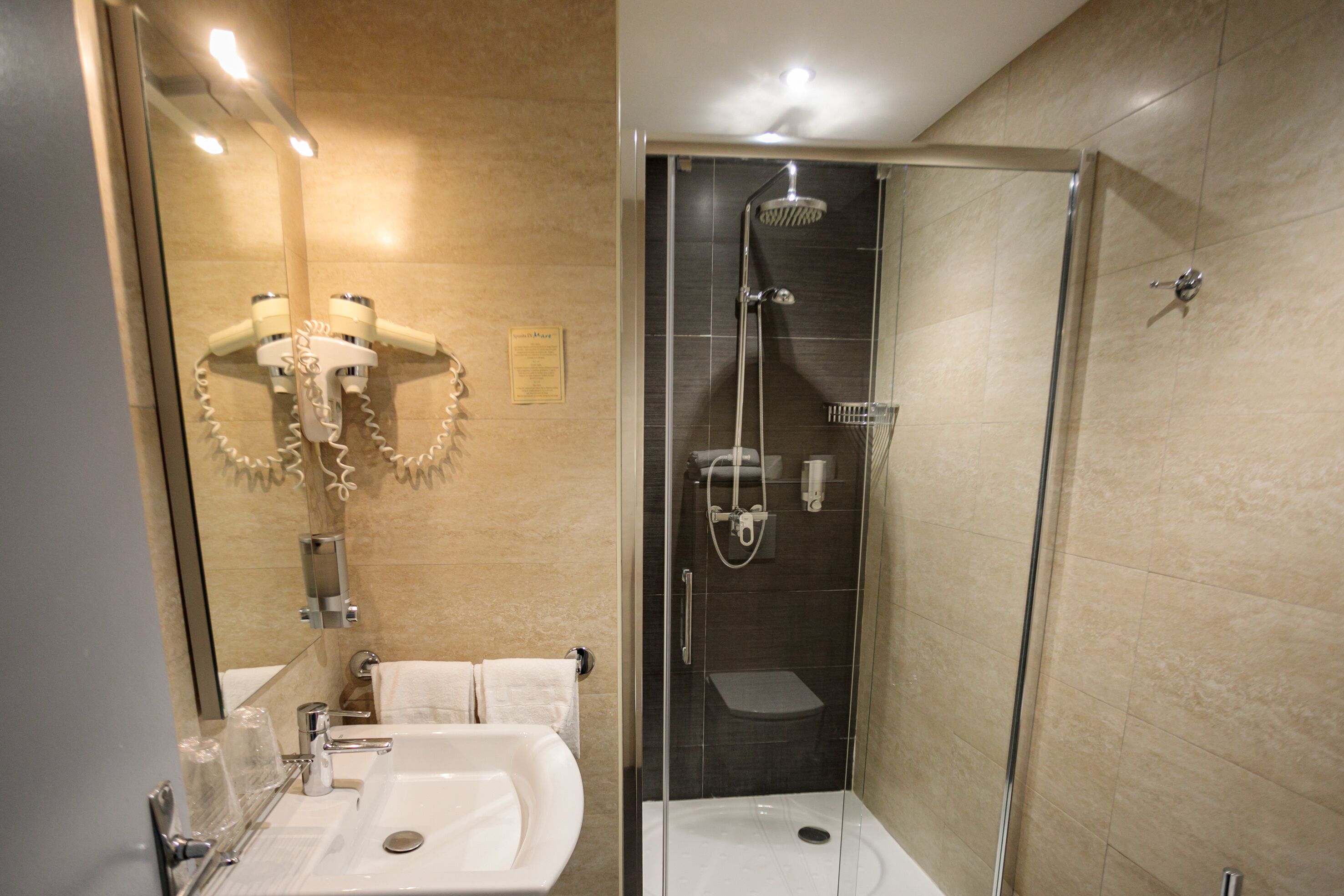 comfort double room, sea view | bathroom | combined shower/bathtub, free toiletries, hair dryer, towels