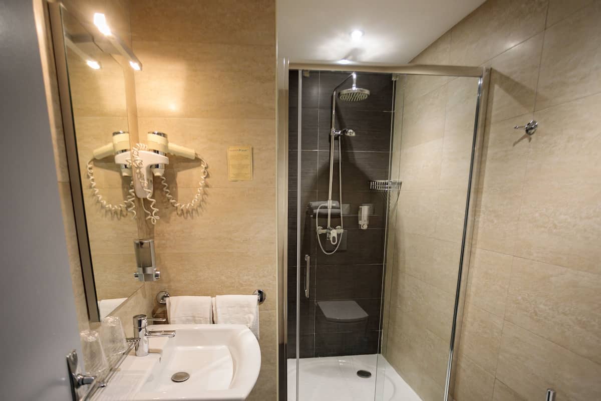comfort double room, sea view | bathroom | combined shower/bathtub, free toiletries, hair dryer, towels
