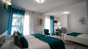 A hotel room with two beds, a desk, and a chair. - Spunta Di Mare (Ajaccio)