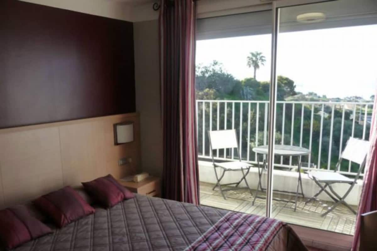 superior double or twin room | premium bedding, in-room safe, desk, soundproofing