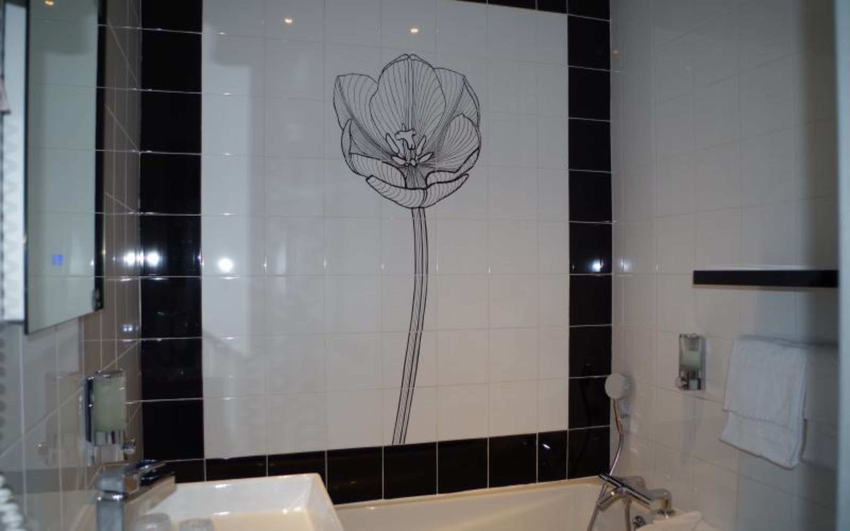 superior double or twin room | bathroom | combined shower/bathtub, free toiletries, hair dryer, towels