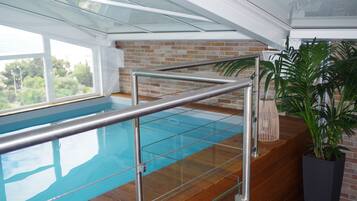 Een binnenzwembad, open van 09.30 uur tot 22.00 uur, en ligstoelen