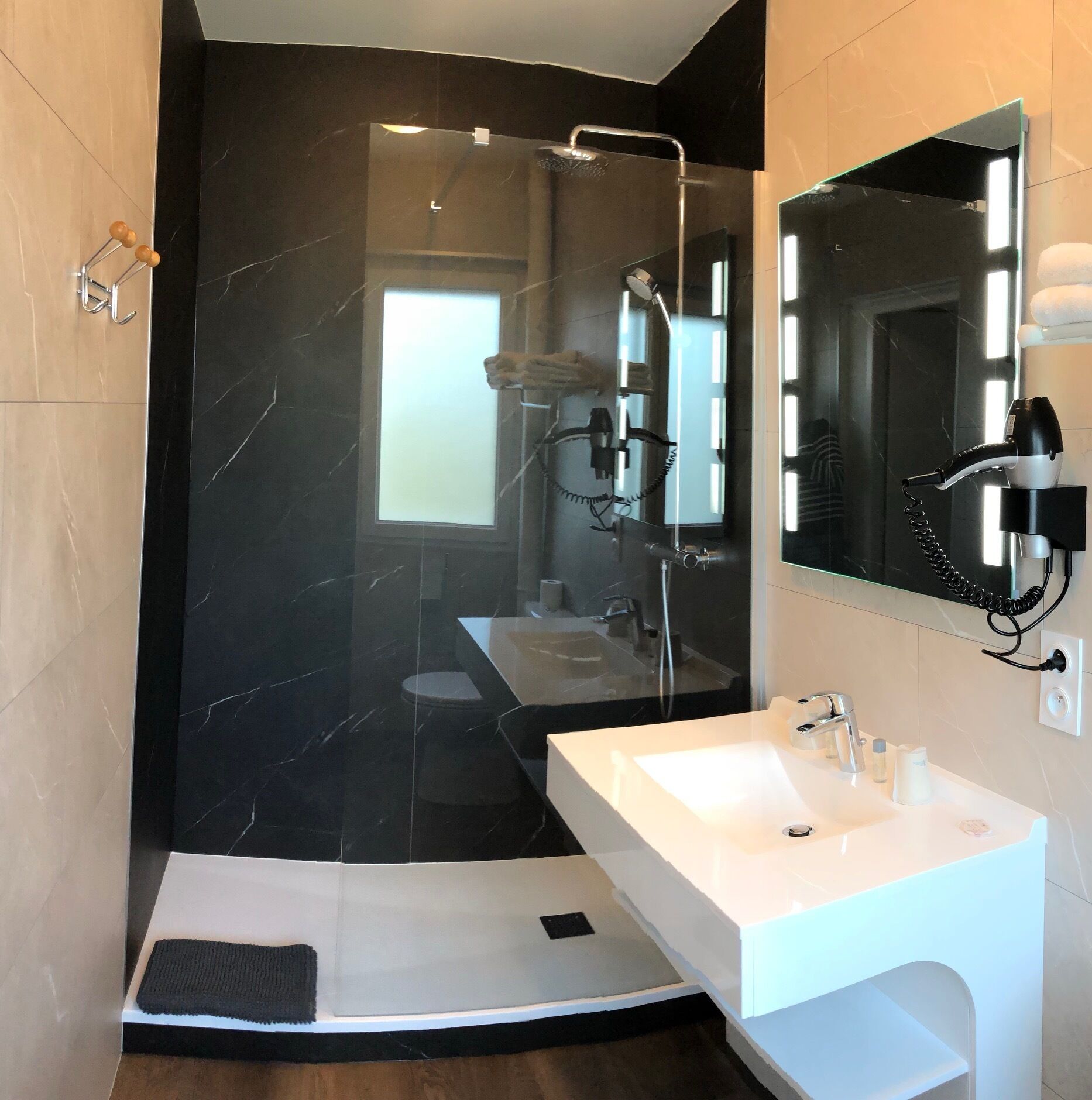 Doppia Comfort | Bagno | Set di cortesia gratuito, asciugacapelli, asciugamani