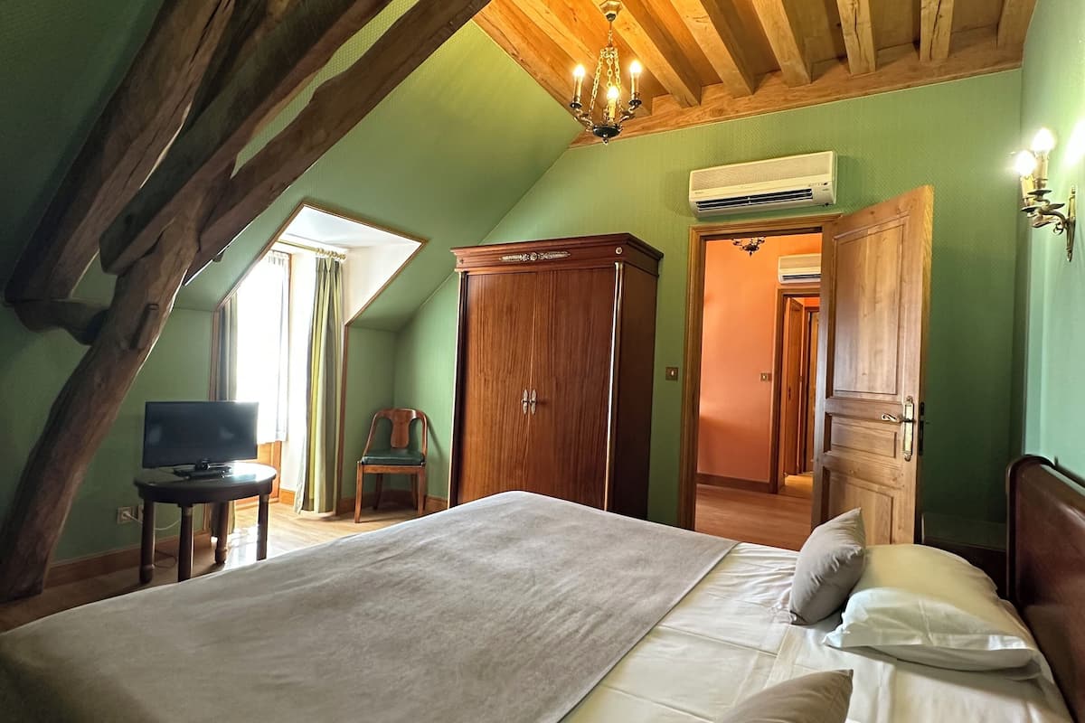 suite | 1 bedroom, hypo-allergenic bedding, in-room safe, desk