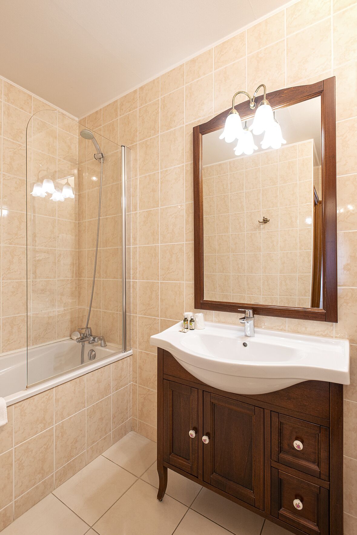 combined shower/bathtub, rainfall showerhead, towels