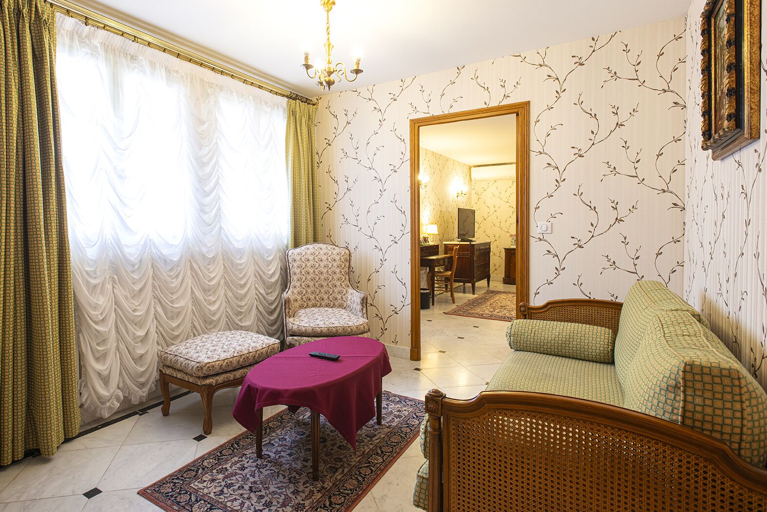 suite | living area | flat-screen tv