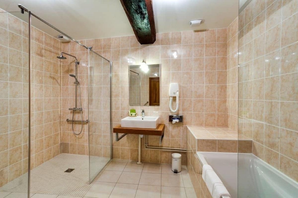 comfort double room, private bathroom | bathroom | combined shower/bathtub, rainfall showerhead, towels