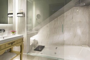 Jetted bathtub - La Maison Favart (Paris)