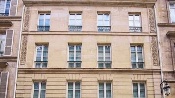 Vista frontal de la propiedad