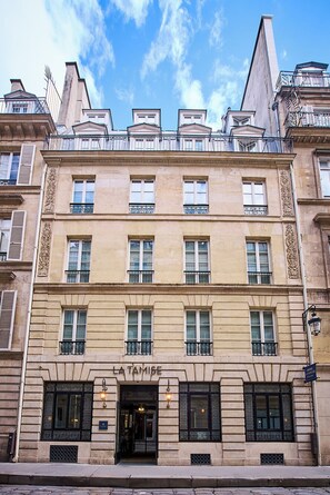 Vista frontal de la propiedad