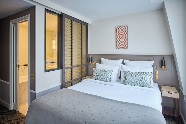 Deluxe kamer | Een kluis op de kamer, een bureau, geluiddichte muren