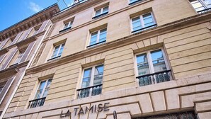 Un edificio con il cartello "LA TAMISE" che indica un luogo.