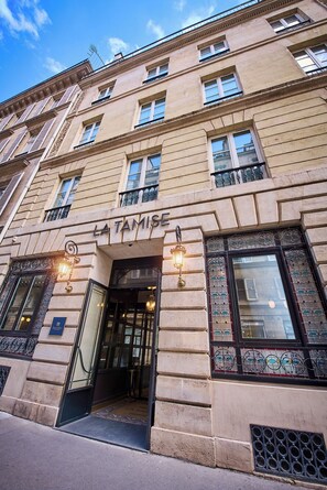 Front of property - Hotel de la Tamise (Paris)