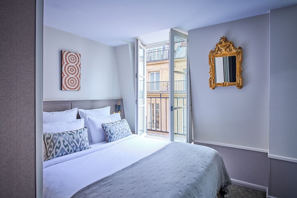 Deluxe kamer | Een kluis op de kamer, een bureau, geluiddichte muren