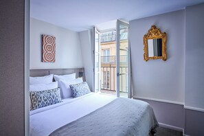 Deluxe Room | In-room safe, desk, soundproofing, iron/ironing board - Hotel de la Tamise (Paris)