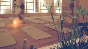 A room with tatami mats, a pillar with calligraphy, and a wooden ceiling. - Liberty (Levico Terme)