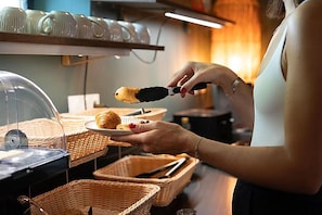 A person serving food from a basket. - Brit Privilège Victoria Boutique Hotel (Saint-Paul-Trois-Chateaux)