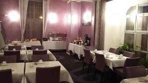 Päivittäinen buffetaamiainen (15 EUR per henkilö)